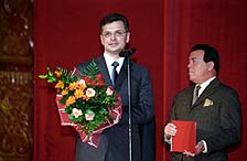 Народный артист СССР И.Кобзон вручает премию Президенту финансовой корпорации НИКойл Н.Цветкову