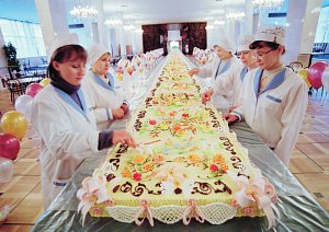 Самый длинный торт в мире - претендент в "Книгу рекордов Гиннесса".