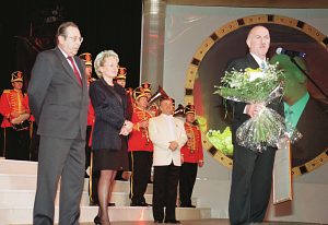 Директор Института экономики РАН, академик Леонид Иванович Абалкин и президент Российской Академии бизнеса и предпринимательства Горбулина Ирина Вячеславовна вручают "Гран-при "Бизнес-Олимп" генеральному директору пивоваренного завода "Балтика" Таймуразу Казбековичу Боллоеву